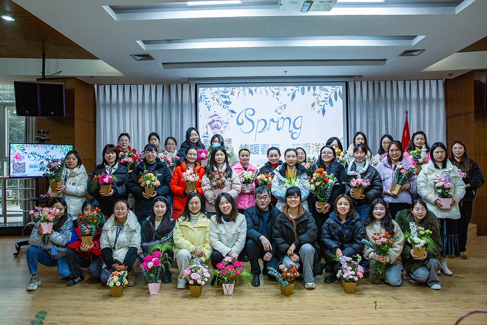 巾帼心向党·花香绽芳华|开云手机官方网站开展庆“三八”妇女节暨主题党日活动